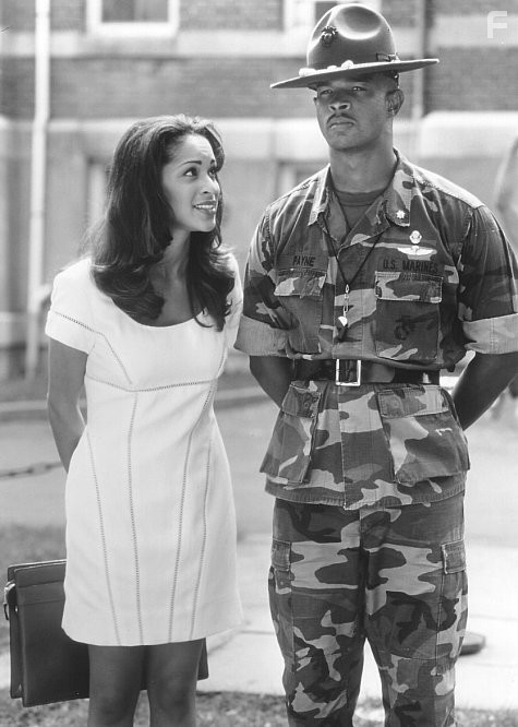 Damon Wayans and Karyn Parsons in Майор Пэйн (1995)