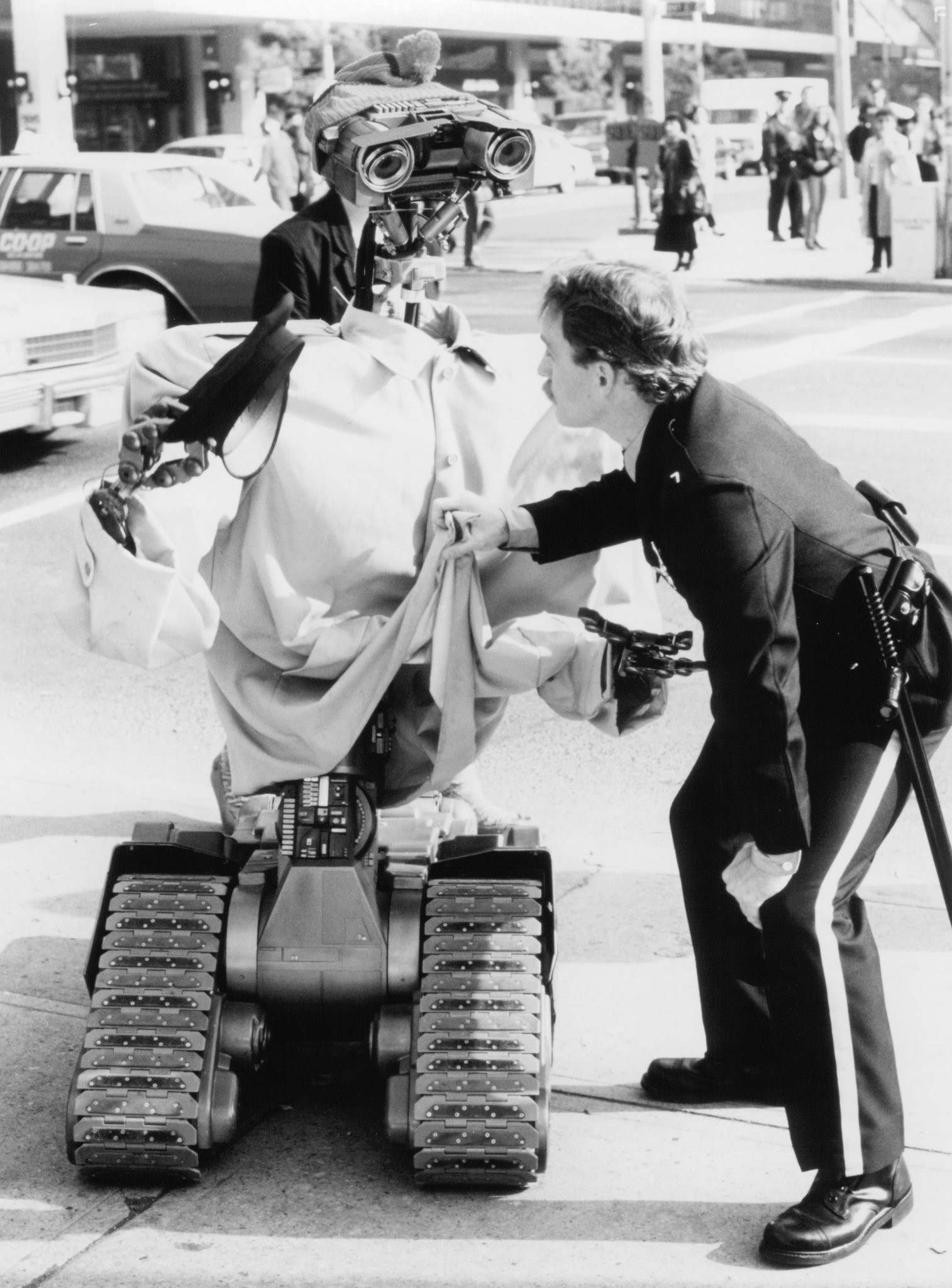 Wayne Best and Tim Blaney in Короткое замыкание 2 (1988)