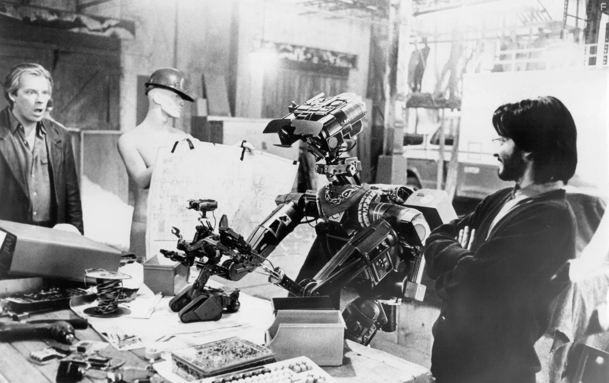 Fisher Stevens, Tim Blaney, and Michael McKean in Короткое замыкание 2 (1988)