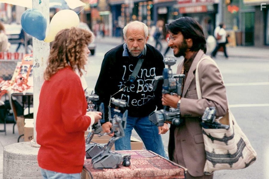 Cynthia Gibb, Fisher Stevens, and Kenneth Johnson in Короткое замыкание 2 (1988)