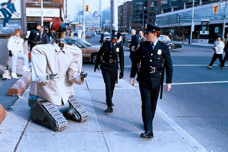 Wayne Best, Tim Blaney, and Lili Francks in Короткое замыкание 2 (1988)