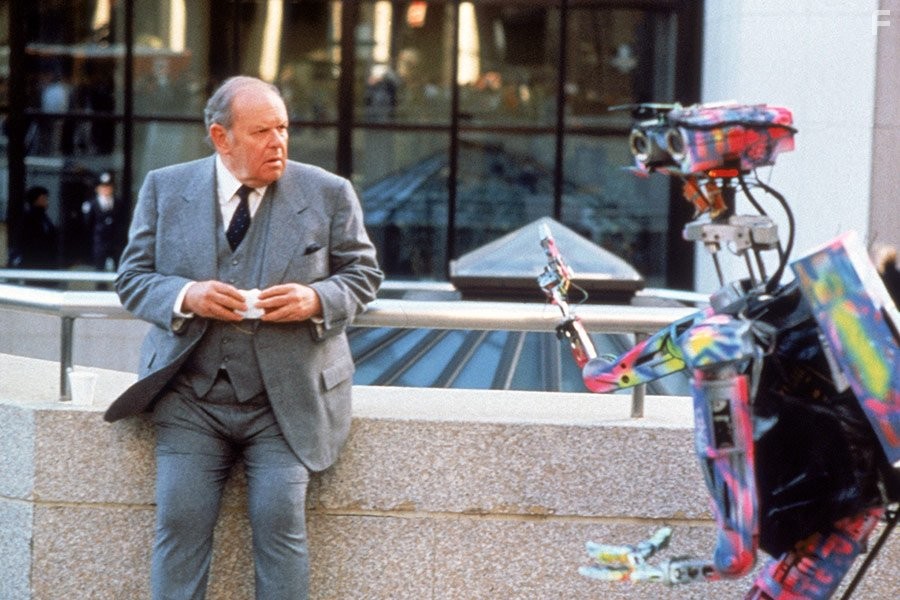 Tim Blaney and Jack Weston in Короткое замыкание 2 (1988)