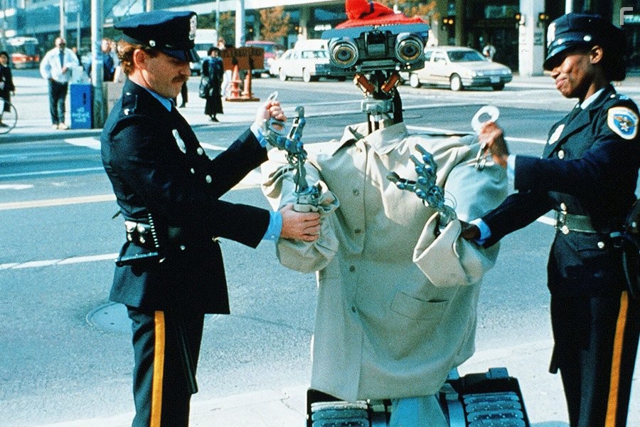 Wayne Best and Lili Francks in Короткое замыкание 2 (1988)