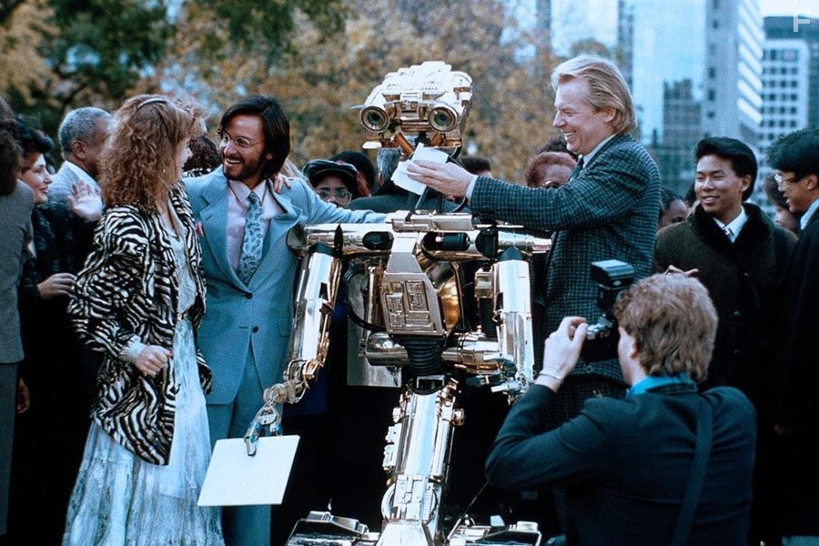 Cynthia Gibb, Fisher Stevens, Tim Blaney, and Michael McKean in Короткое замыкание 2 (1988)