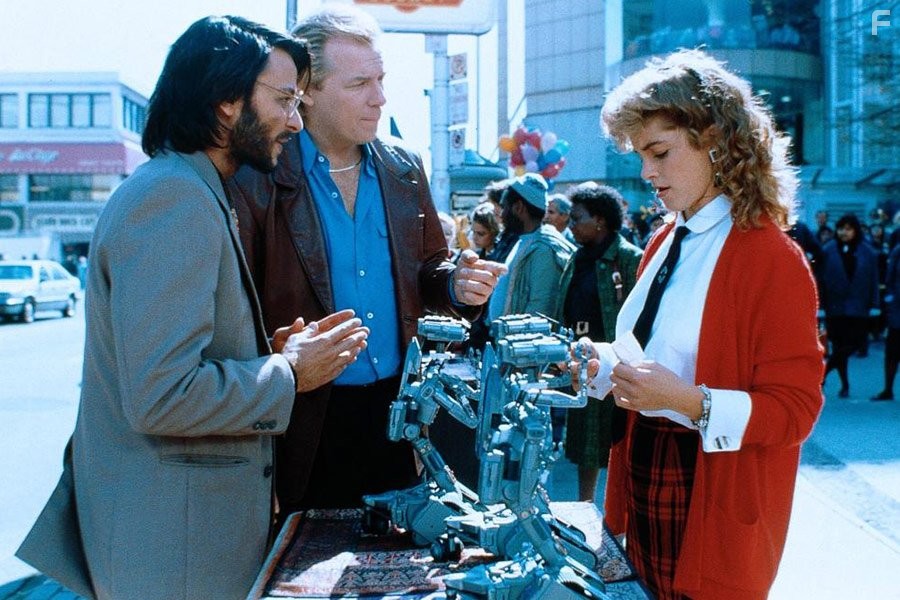 Cynthia Gibb, Fisher Stevens, and Michael McKean in Короткое замыкание 2 (1988)