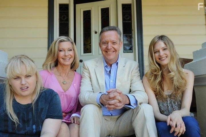 Olivia Newton-John, Rebel Wilson, and Laura Brent in Свадебный разгром (2011)