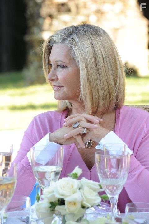 Olivia Newton-John in Свадебный разгром (2011)