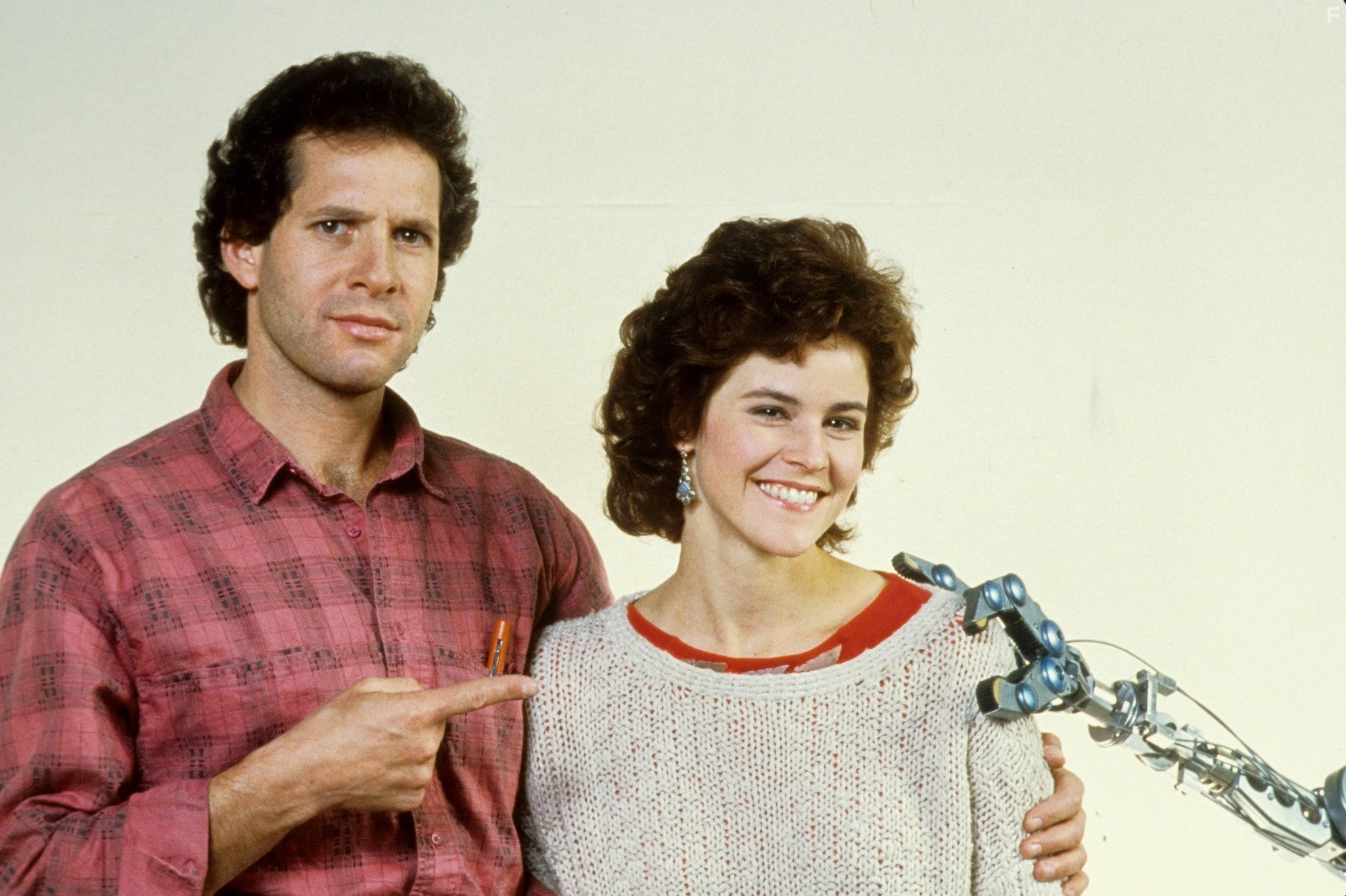 Steve Guttenberg and Ally Sheedy in Короткое замыкание (1986)