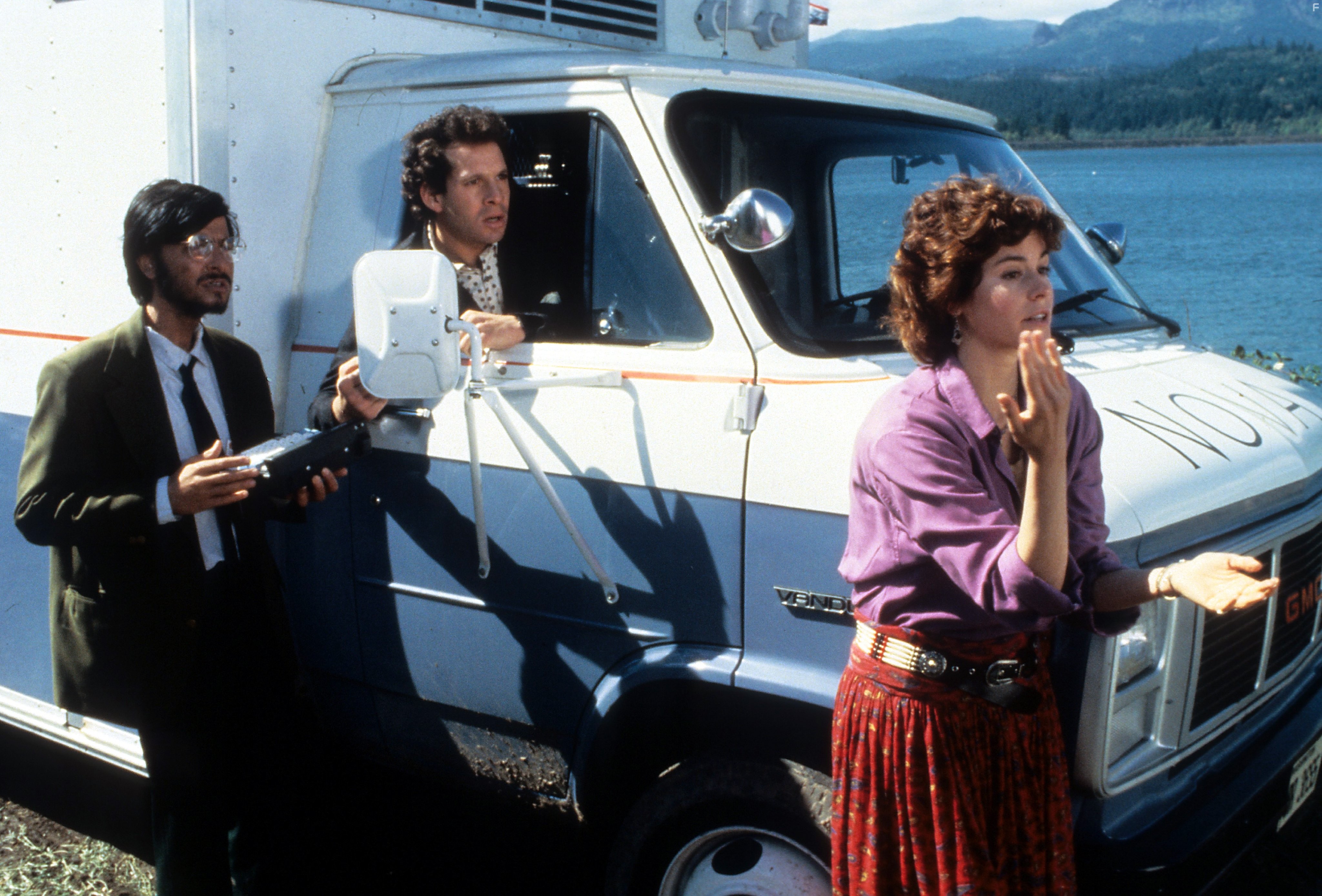 Steve Guttenberg, Ally Sheedy, and Fisher Stevens in Короткое замыкание (1986)