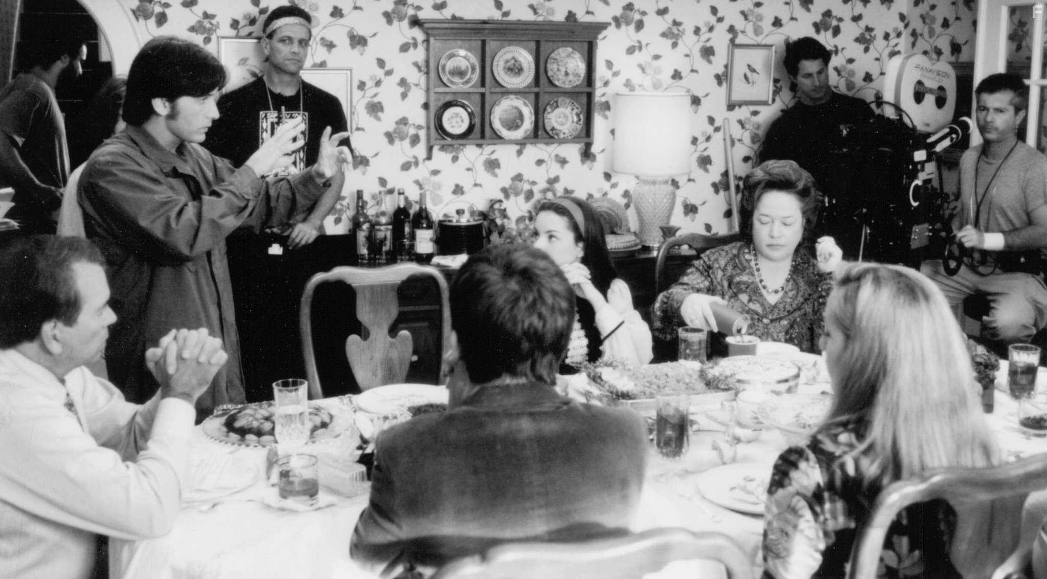 Emilio Estevez, Kathy Bates, Lane Smith, and Kimberly Williams-Paisley in Война в доме (1996)