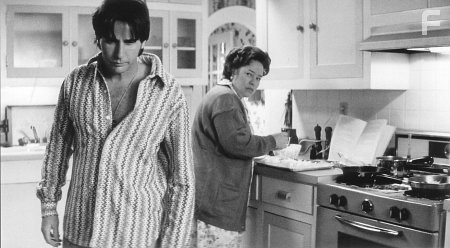 Emilio Estevez and Kathy Bates in Война в доме (1996)