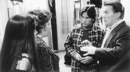 Emilio Estevez, Martin Sheen, Kathy Bates, and Kimberly Williams-Paisley in Война в доме (1996)