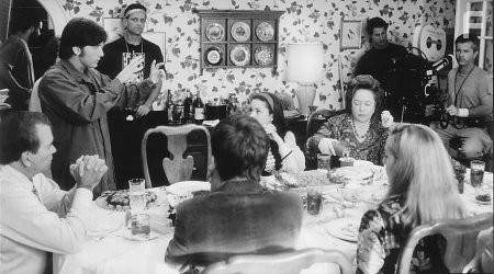 Emilio Estevez, Kathy Bates, Lane Smith, and Kimberly Williams-Paisley in Война в доме (1996)