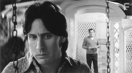Emilio Estevez and Martin Sheen in Война в доме (1996)