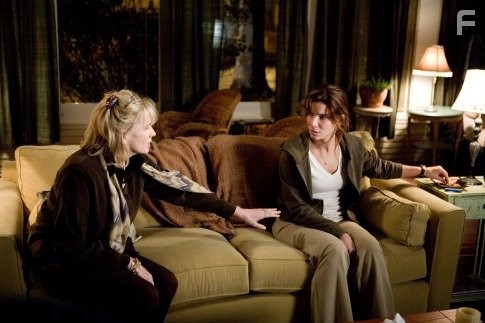 Sandra Bullock and Kate Nelligan in Предчувствие (2007)