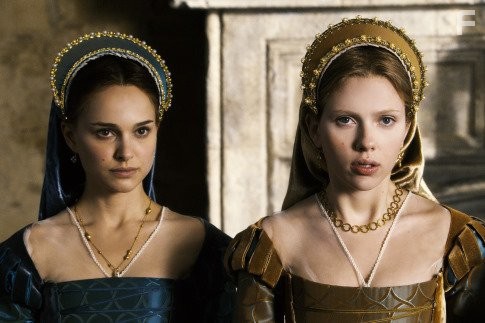 Natalie Portman and Scarlett Johansson in Ещё одна из рода Болейн (2008)
