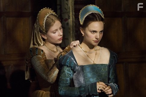 Natalie Portman and Scarlett Johansson in Ещё одна из рода Болейн (2008)