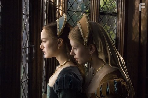 Natalie Portman and Scarlett Johansson in Ещё одна из рода Болейн (2008)