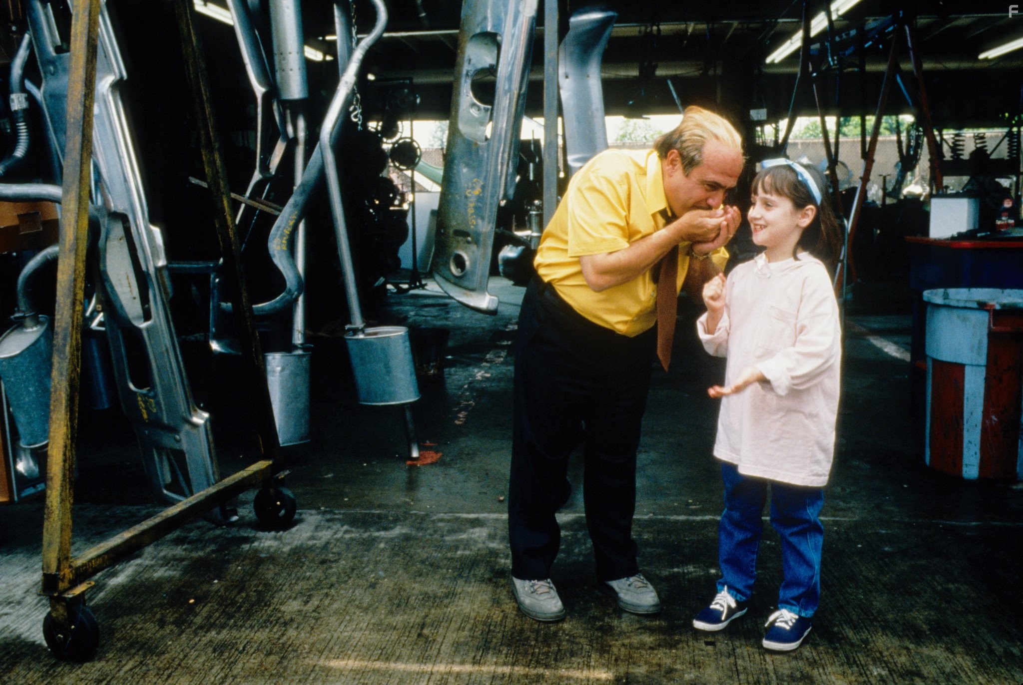 Danny DeVito and Mara Wilson in Матильда (1996)