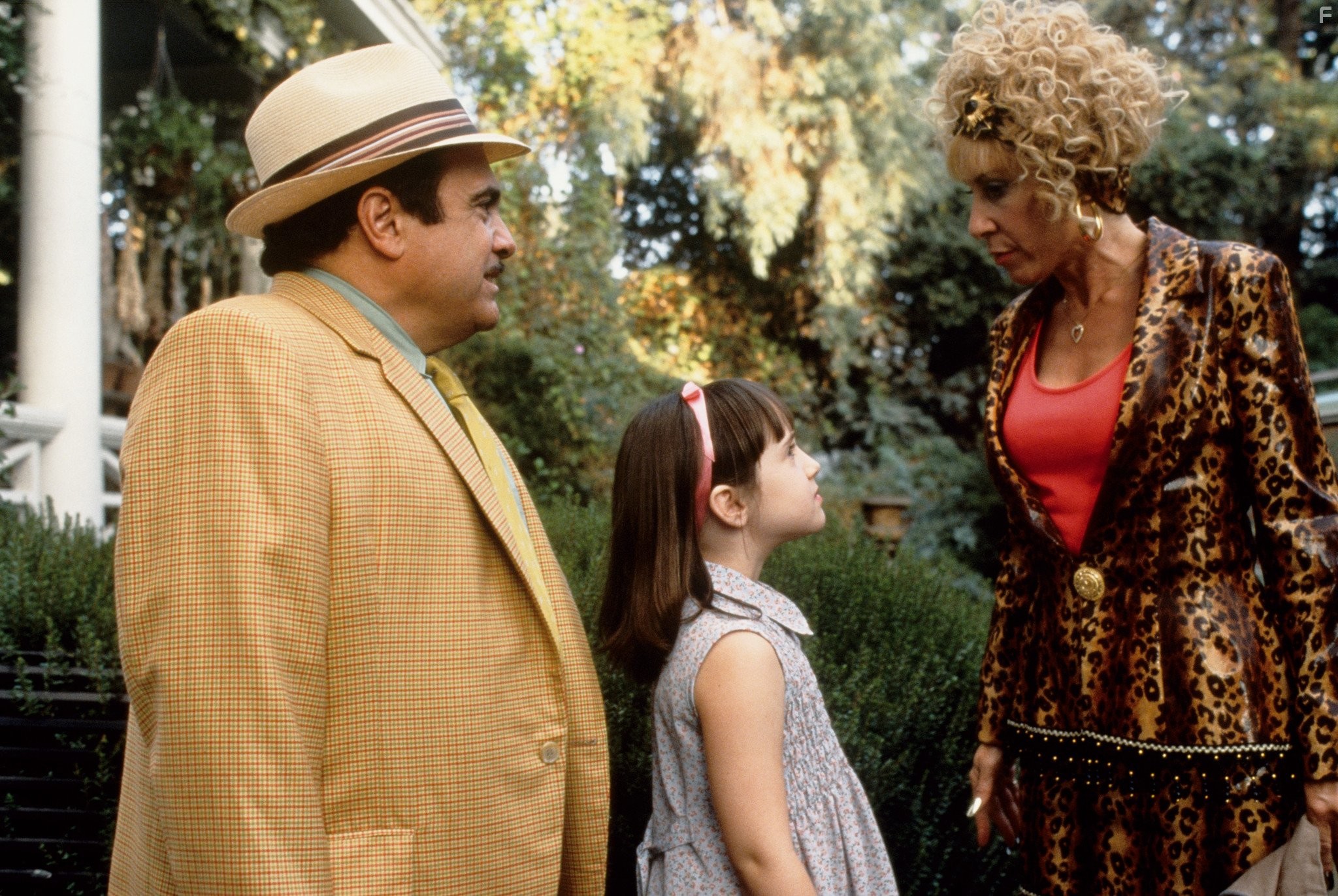 Danny DeVito, Rhea Perlman, and Mara Wilson in Матильда (1996)
