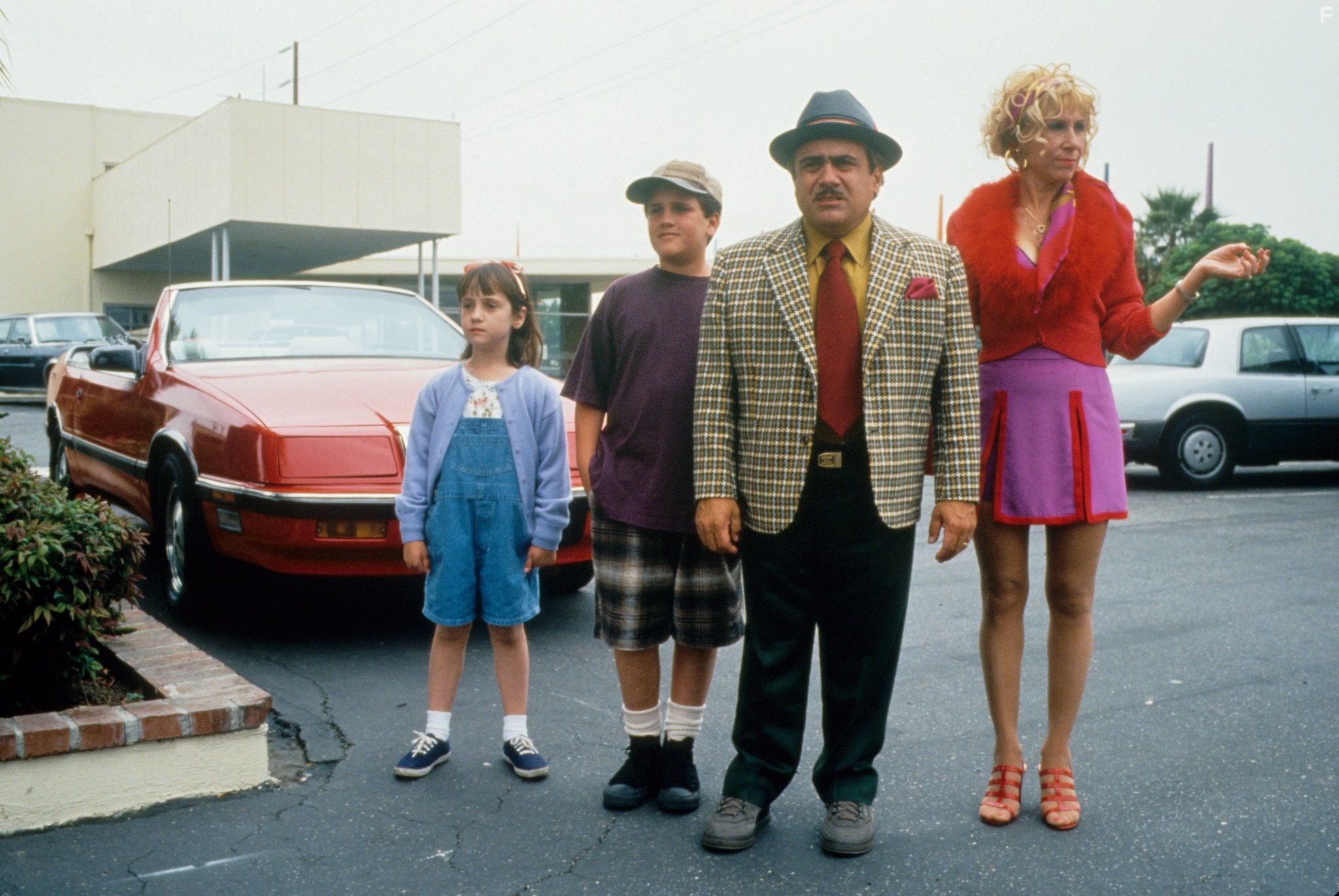 Danny DeVito, Brian Levinson, Rhea Perlman, and Mara Wilson in Матильда (1996)