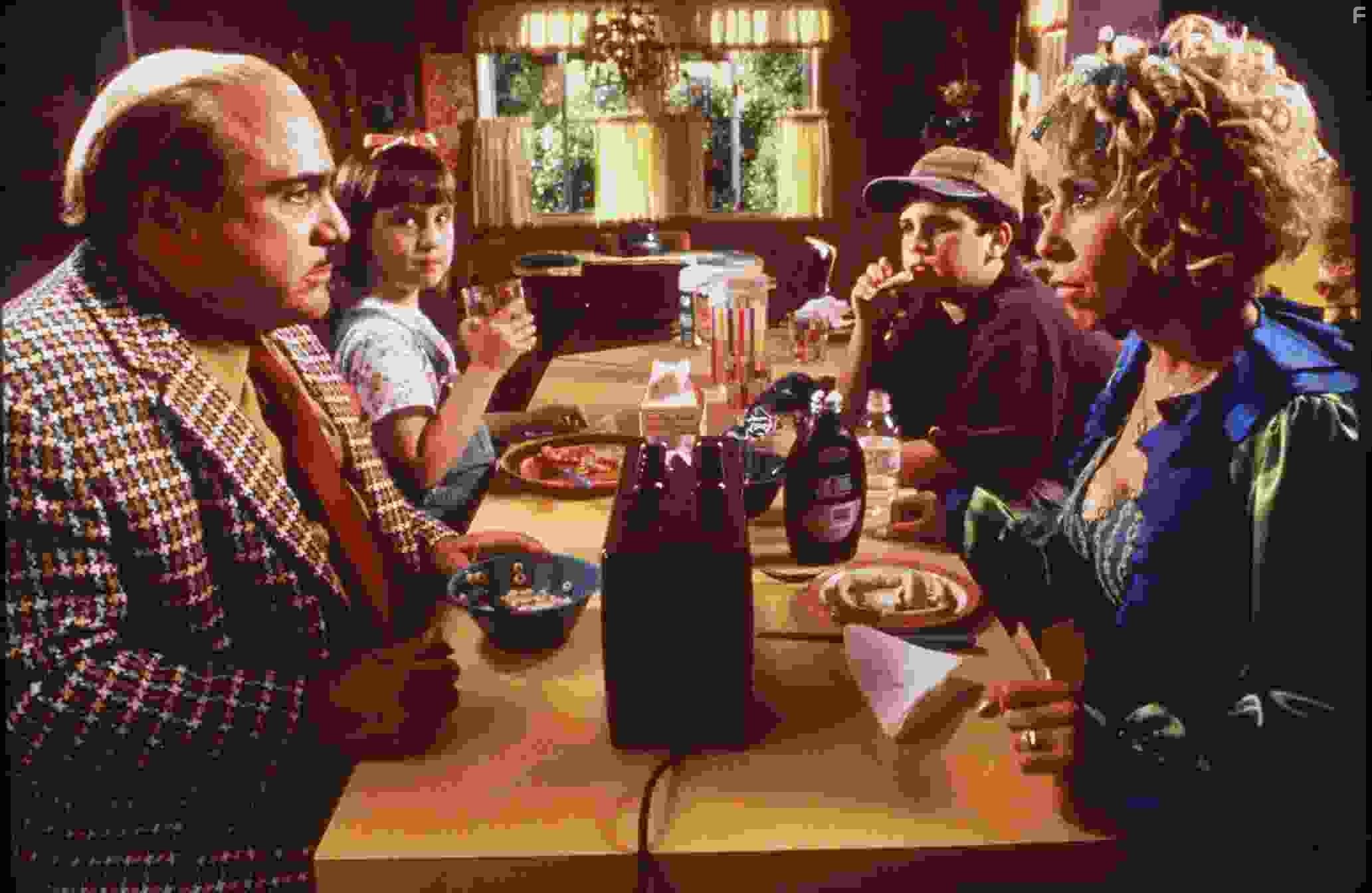 Danny DeVito, Brian Levinson, Rhea Perlman, and Mara Wilson in Матильда (1996)