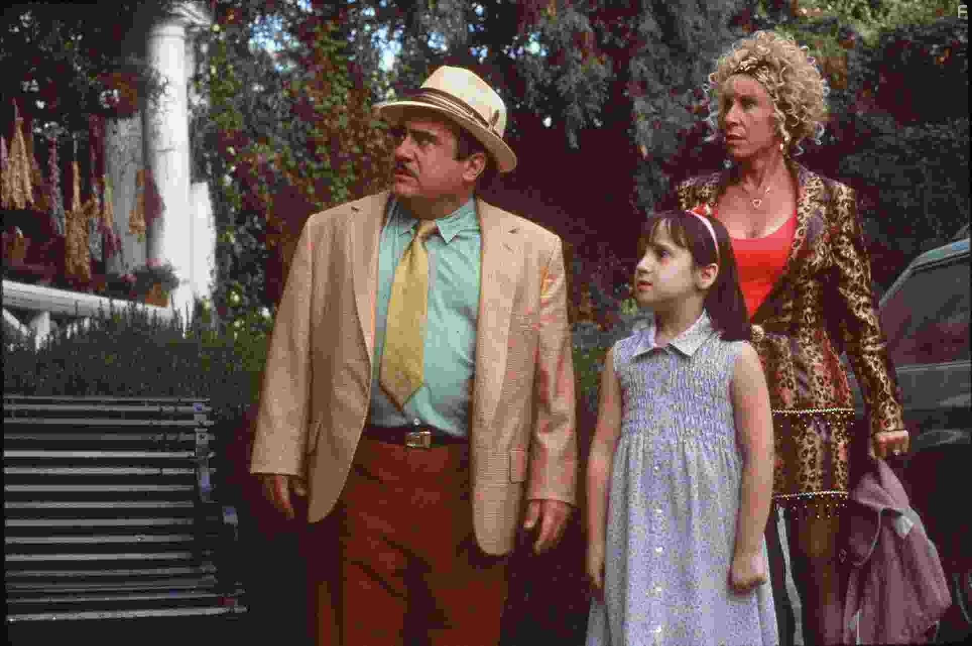 Danny DeVito and Rhea Perlman in Матильда (1996)