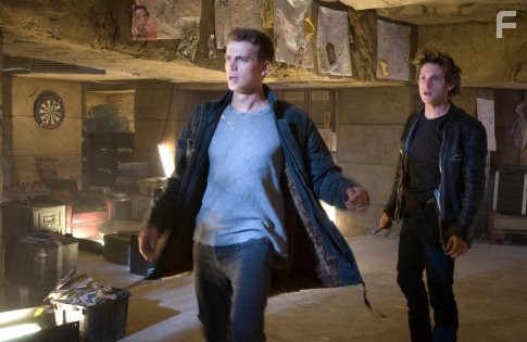 Jamie Bell and Hayden Christensen in Телепорт (2008)