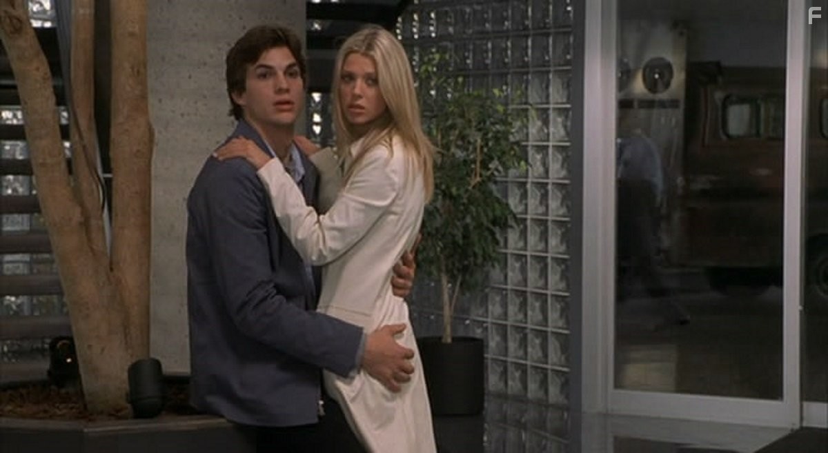 Ashton Kutcher and Tara Reid in Дочь моего босса (2003)