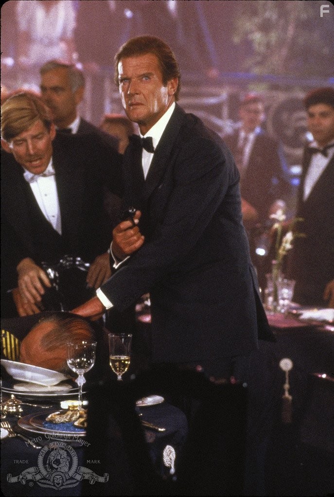 Roger Moore in Вид на убийство (1985)