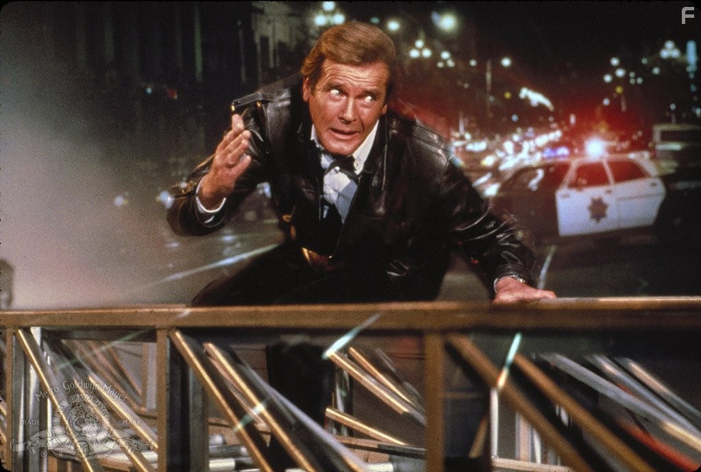 Roger Moore in Вид на убийство (1985)