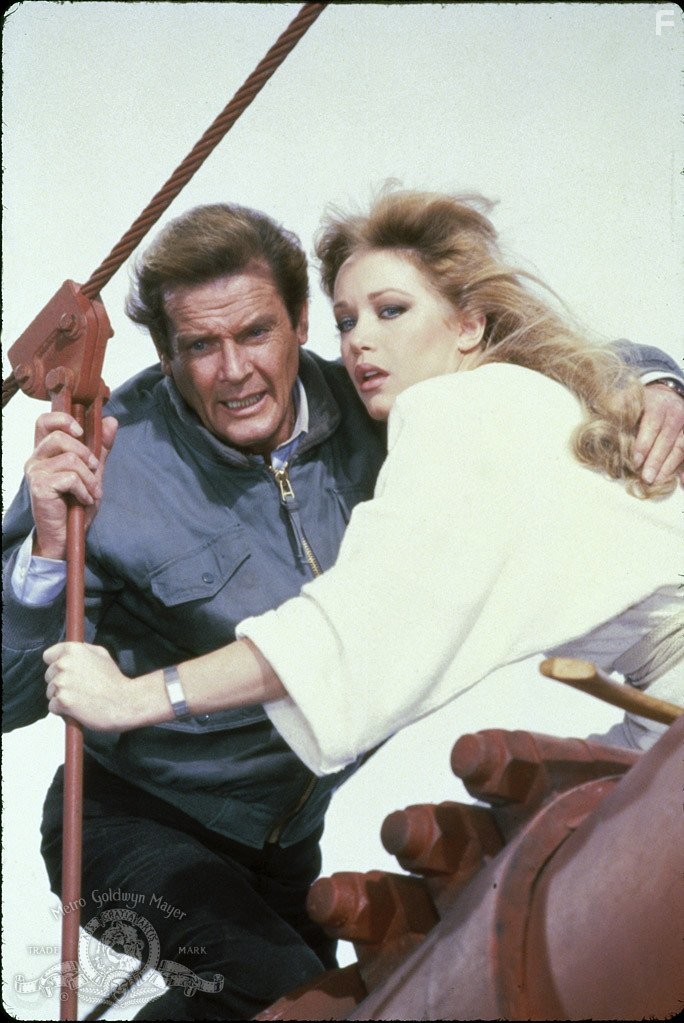 Roger Moore and Tanya Roberts in Вид на убийство (1985)