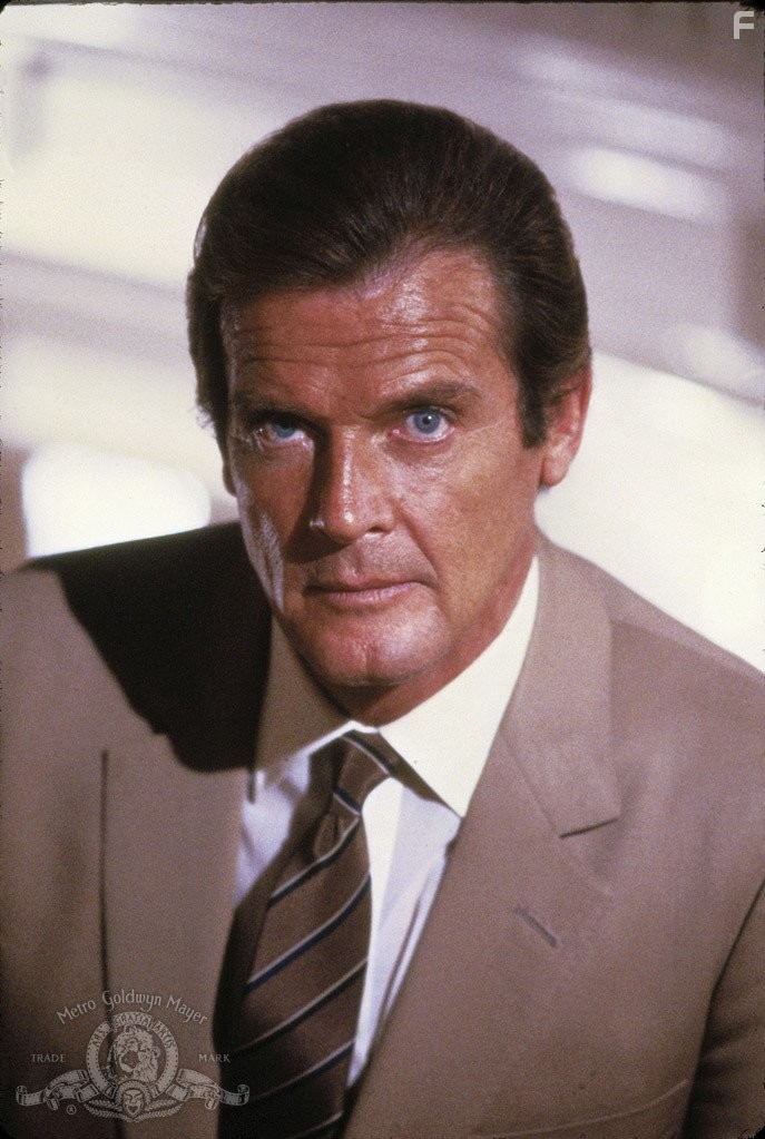 Roger Moore in Вид на убийство (1985)