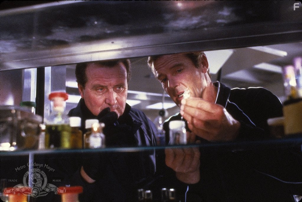 Roger Moore and Patrick Macnee in Вид на убийство (1985)