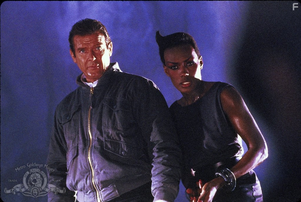 Roger Moore and Grace Jones in Вид на убийство (1985)