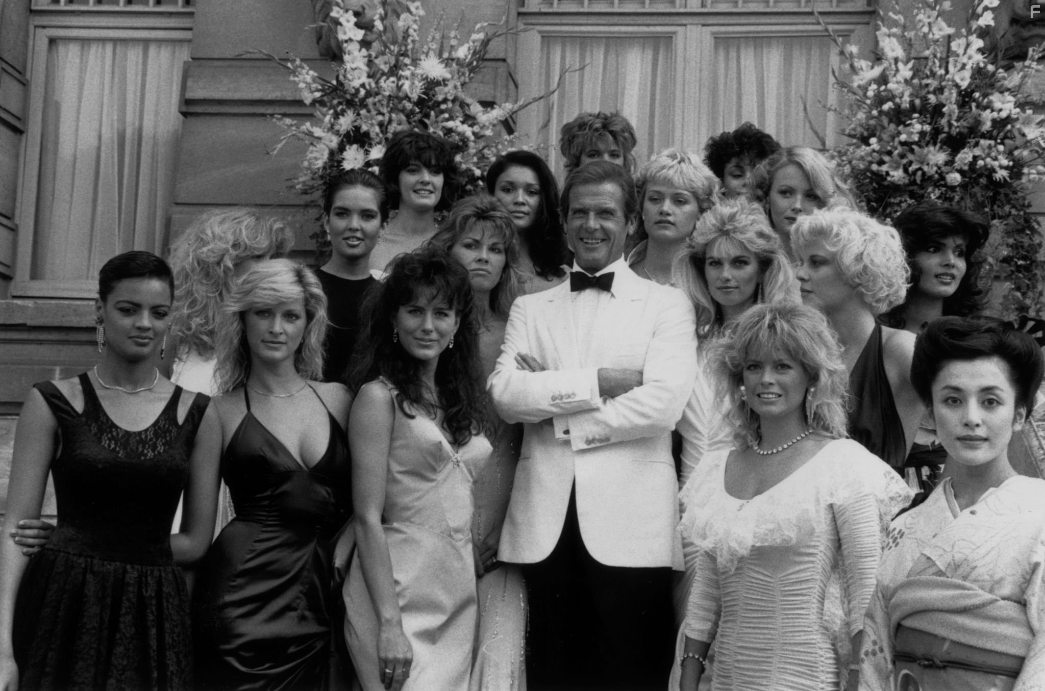 Roger Moore, Sian Adey-Jones, Nike Clark, Gloria Douse, Caroline Hallett, Patricia Mart?nez, Lou-Anne Ronchi, Paula Thomas, Mayako Torigai, Terri Johns, Jane Spencer, Kim Ashfield Norton, Celine Cawley, and Karen Loughlin in Вид на убийство (1985)
