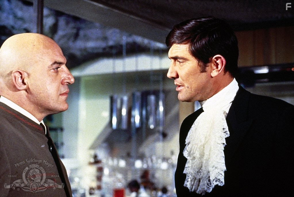 Telly Savalas and George Lazenby in На секретной службе Ее Величества (1969)