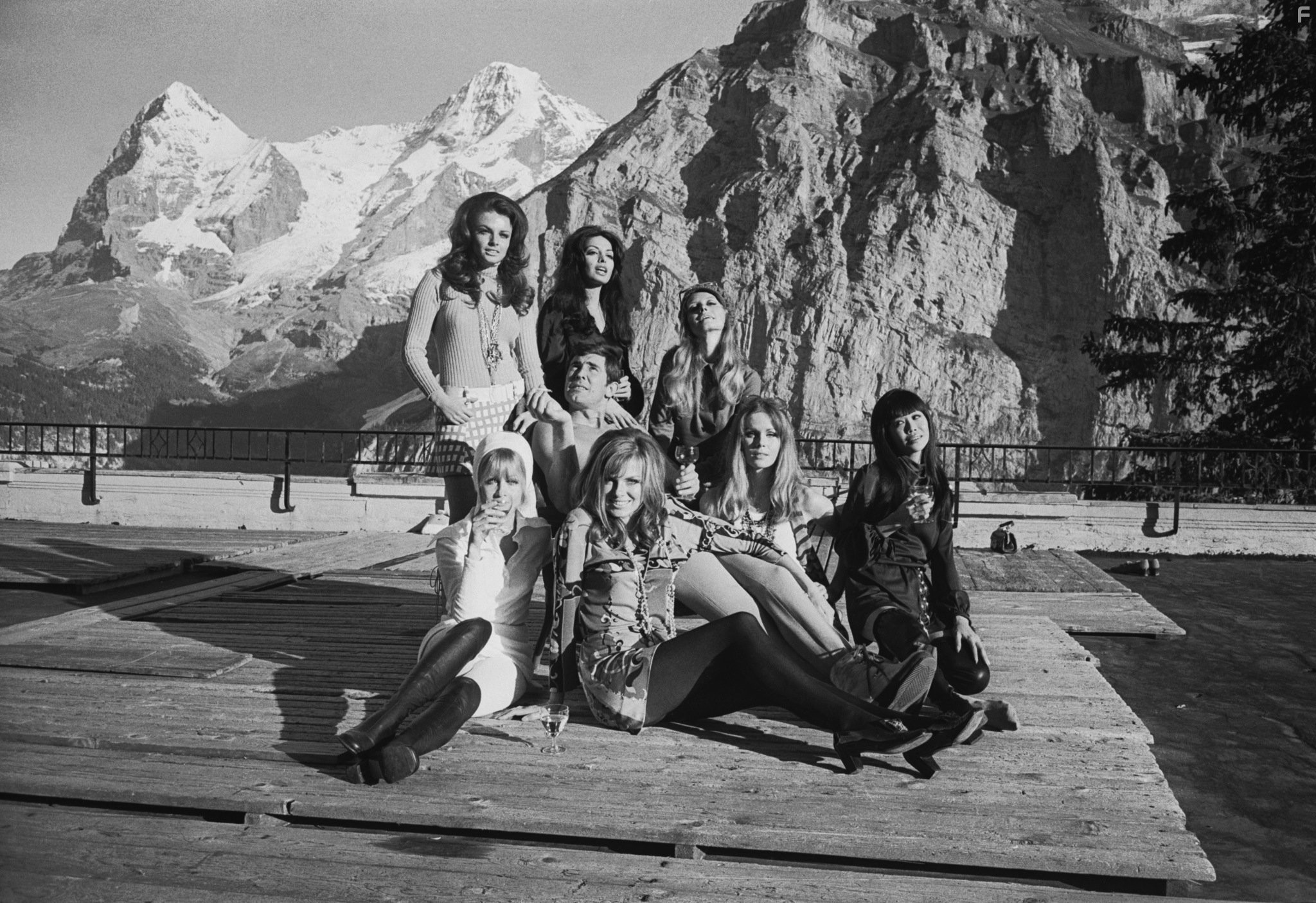 Mona Chong, Julie Ege, Anouska Hempel, George Lazenby, Joanna Lumley, and Helena Ronee in На секретной службе Ее Величества (1969)