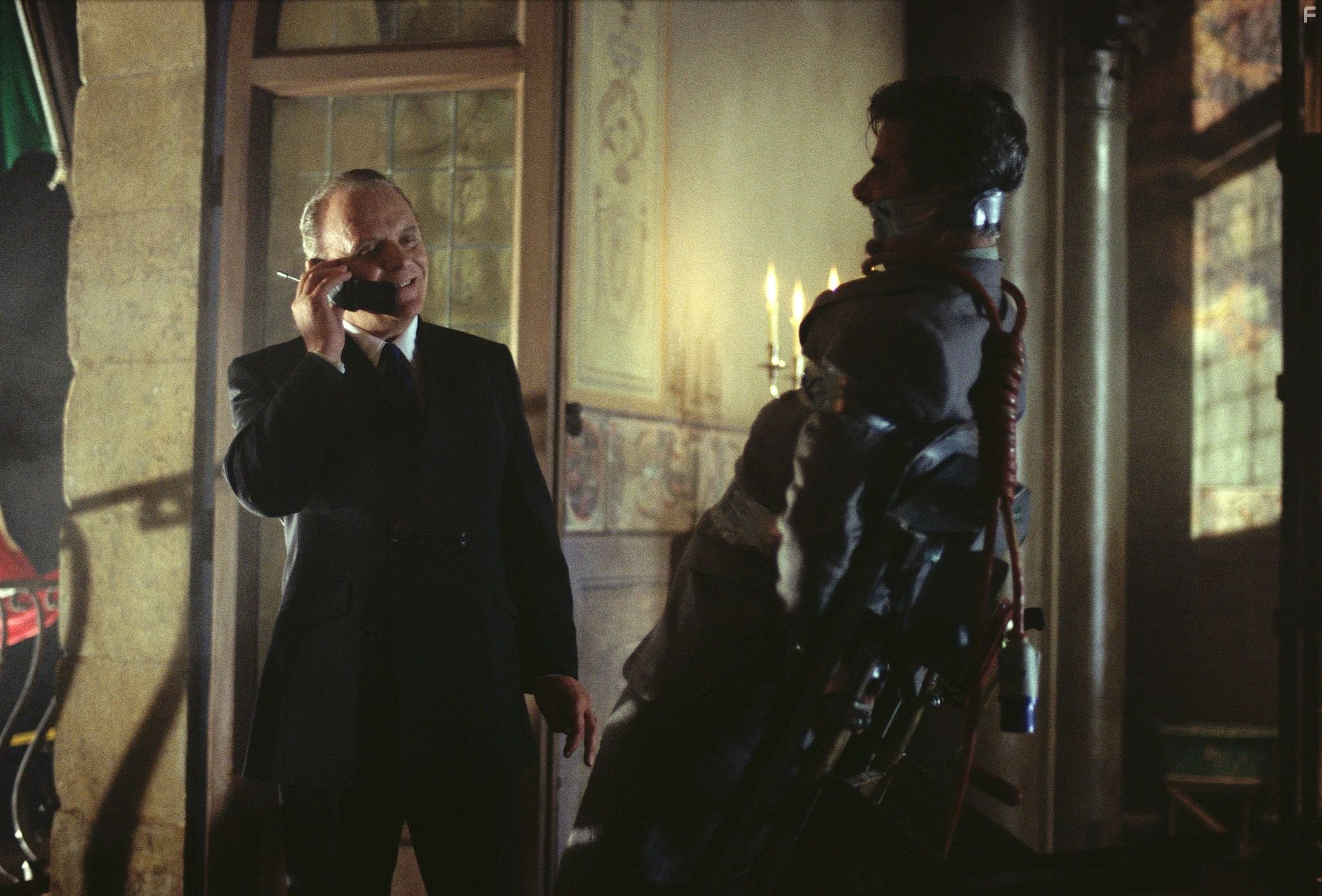 Anthony Hopkins and Giancarlo Giannini in Ганнибал (2001)