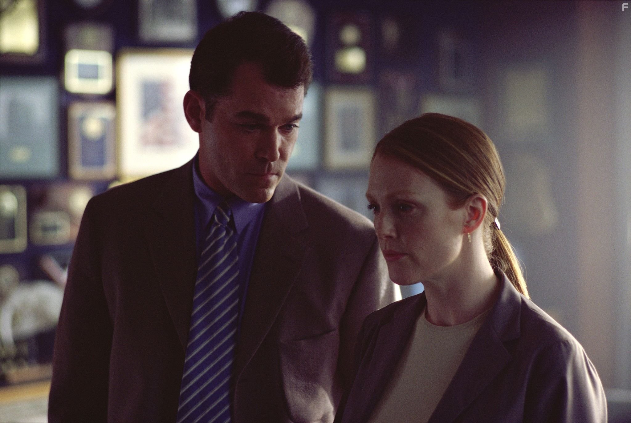 Julianne Moore and Ray Liotta in Ганнибал (2001)