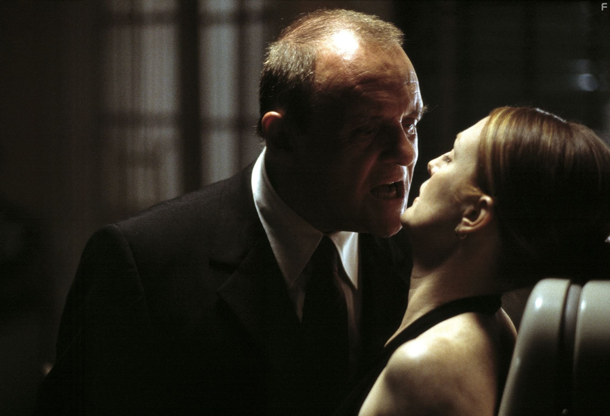 Anthony Hopkins and Julianne Moore in Ганнибал (2001)