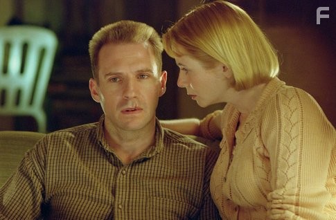 Ralph Fiennes and Emily Watson in Красный Дракон (2002)
