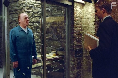Anthony Hopkins and Edward Norton in Красный Дракон (2002)