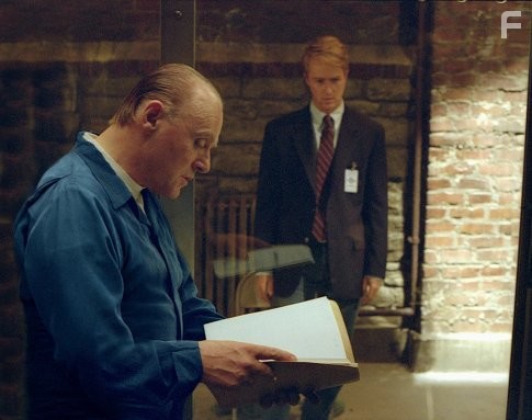 Anthony Hopkins and Edward Norton in Красный Дракон (2002)