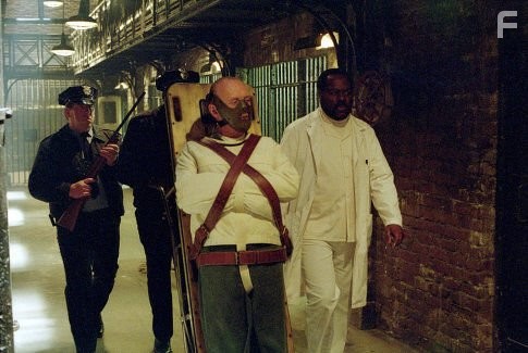 Anthony Hopkins and Frankie Faison in Красный Дракон (2002)