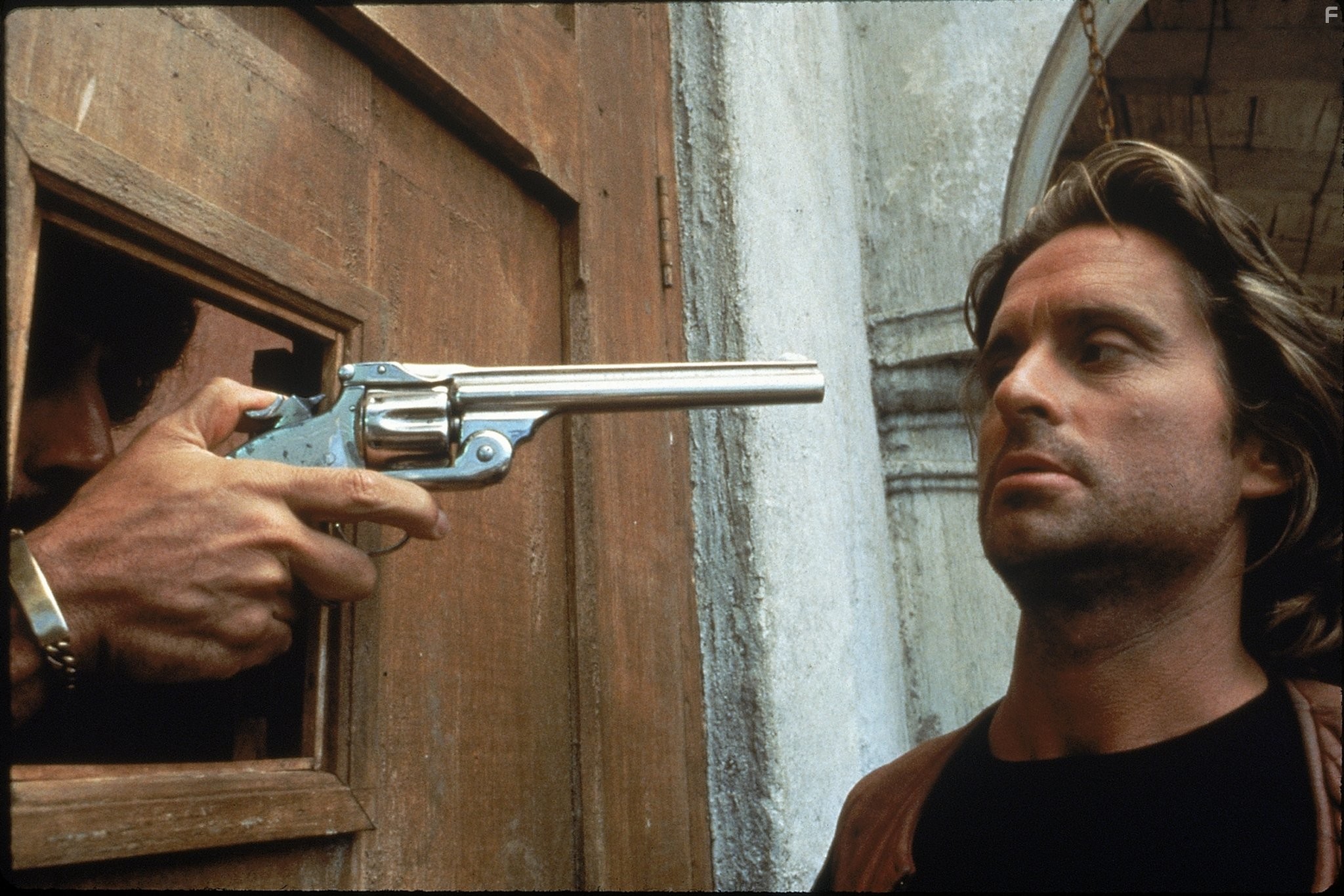 Michael Douglas in Роман с камнем (1984)