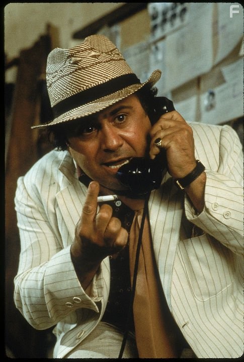 Danny DeVito in Роман с камнем (1984)