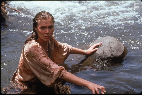 Kathleen Turner in Роман с камнем (1984)
