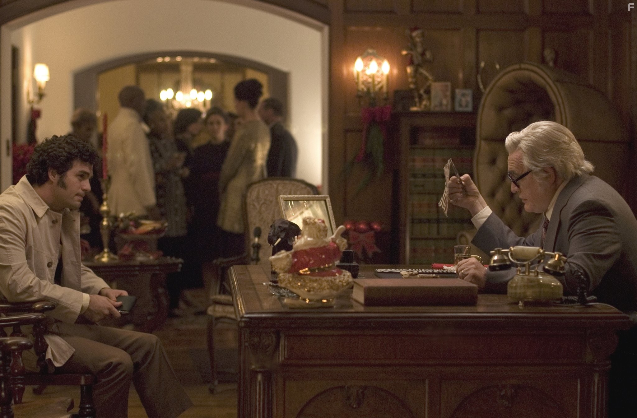 Brian Cox and Mark Ruffalo in Зодиак (2007)