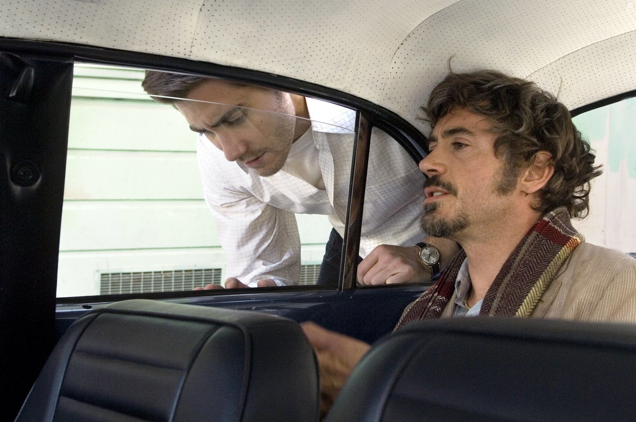Robert Downey Jr. and Jake Gyllenhaal in Зодиак (2007)